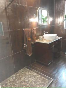 een badkamer met douche, wastafel en spiegel bij Modern two bedroom apartment in Valletta in Is-Swatar