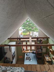 Posezení v ubytování Cozy Newly Renovated Tiny House near Randers