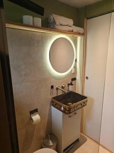 Koupelna v ubytování Cozy Newly Renovated Tiny House near Randers