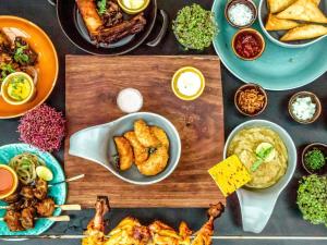 Una mesa con muchos tipos diferentes de comida sobre ella. en ibis Bengaluru City Centre - An Accor Brand, en Bangalore