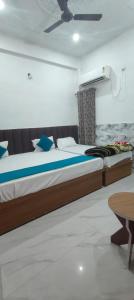 Postel nebo postele na pokoji v ubytování Shree Haridas Dham