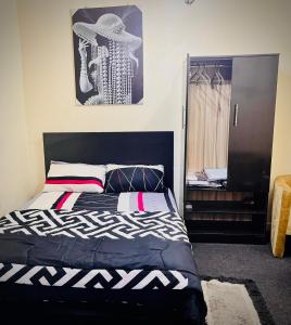 Ένα ή περισσότερα κρεβάτια σε δωμάτιο στο Cozy 1 Bedroom Apartment Ikeja GRA