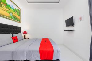 TV a/nebo společenská místnost v ubytování RedDoorz at Lotus House Seminyak