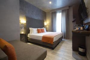 ein Hotelzimmer mit einem Bett und einem Fenster in der Unterkunft Vaticano Julia Guest House in Rom