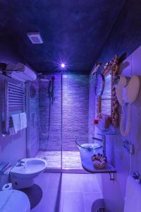 een badkamer met een douche, een wastafel en een toilet bij Vaticano Julia Guest House in Rome