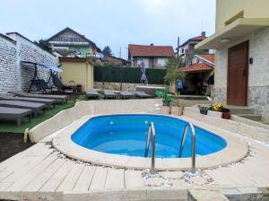 Swimmingpoolen hos eller tæt på Вила Езерото