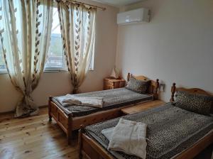 En eller flere senge i et værelse på Вила Езерото + 14 billeder