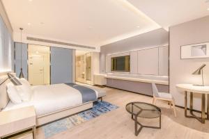 Postel nebo postele na pokoji v ubytování Echarm Hotel Nanning Wuxiang Headquarters Base