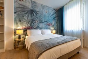 ein Schlafzimmer mit einem großen Bett mit einer blauen Wand in der Unterkunft SanFrancesco Suite in Padua