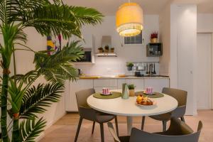 eine Küche und ein Esszimmer mit Tisch und Stühlen in der Unterkunft SanFrancesco Suite in Padua