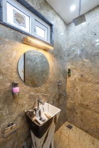 a bathroom with a sink and a mirror at Hotel The King Palace in New Delhi