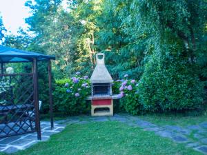 a garden with a bird feeder in the grass at Casa Marica in Porto Valtravaglia