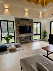 un soggiorno con camino e TV a schermo piatto di The house with the view a Kibbutz Snir Altre 16 foto