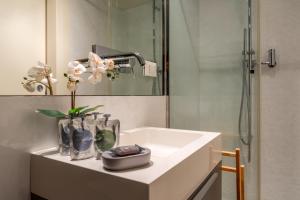 ein weißes Badezimmer mit Waschbecken und Dusche in der Unterkunft SanFrancesco Suite in Padua + 27 Fotos