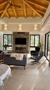 un soggiorno con divano e camino di The house with the view a Kibbutz Snir