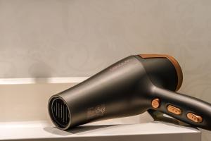 einen Haartrockner auf einer Theke in der Unterkunft SanFrancesco Suite in Padua