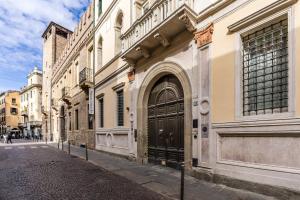 ein Gebäude mit einer schwarzen Tür auf einer Straße in der Unterkunft SanFrancesco Suite in Padua
