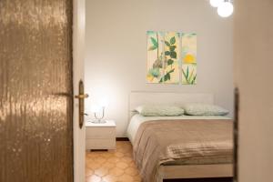 Un dormitorio con una cama y un cuadro en la pared. en Belvedere la Rocca, en Rocca dʼArce
