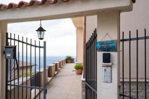 Puerta a un edificio con vistas al océano en Belvedere la Rocca, en Rocca dʼArce