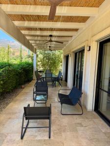 un gruppo di sedie su un patio di The house with the view a Kibbutz Snir