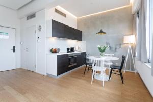 a kitchen and dining room with a table and chairs at Exklusives Skyline-View Loft - Nähe Zentrum Wien in Vienna +24 photos