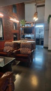 een eetkamer met een tafel en stoelen in een kamer bij Leela Villa - Ancient Redstone Escape in Panchgani