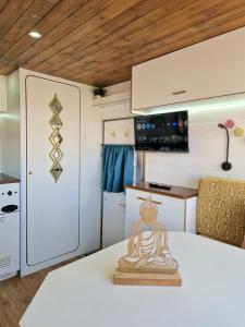 La TejitaにあるStatic camper with sea viewの小さなキッチン(テーブル付)、ドア付きのキッチンが備わります。