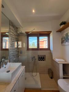 Vannituba majutusasutuses Cassia with terrace 20 minutes from San Pietro