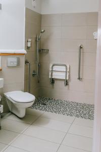 Ένα μπάνιο στο The Riverside Hotel