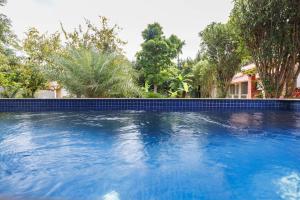 Bazén v ubytování Rosedale Farmhouse-2Acre-Pvt Pool-Jacuzzi nebo v jeho okolí