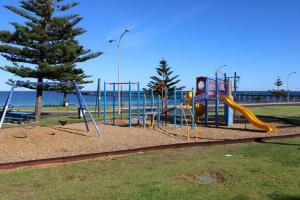 un parco giochi in un parco vicino all'acqua di Paradise at Port Hughes - Family Beach Escape a Port Hughes