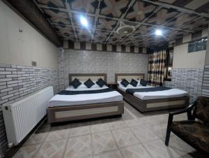 Ένα ή περισσότερα κρεβάτια σε δωμάτιο στο But Tourist Inn Hotel Murree