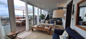 ein Wohnzimmer mit Sofa und Tisch in der Unterkunft Villa Lagoa Family - Premium Location in Lagoa