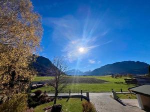 a view of a field with the sun in the sky at fuchs am meer in Mitterhofen