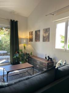 Posezení v ubytování Jungle Room avec Jacuzzi privé