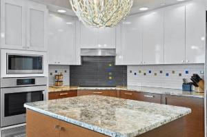 Η κουζίνα ή μικρή κουζίνα στο Elegant Three-Bedroom Waterfront Apartment with Bay Views