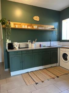 Kuchyň nebo kuchyňský kout v ubytování Jungle Room avec Jacuzzi privé + 11 fotografií