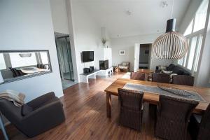 Una sala de estar con una mesa y sillas y un sofá. en Levin Alppihuoneistot 3 as 9 Visit Levi, en Levi