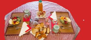 Ein Tisch mit einem Haufen Essen drauf. in der Unterkunft Les Myosotis Cavaillon/Petit Luberon in Cavaillon