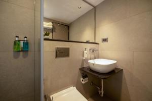 Phòng tắm tại Hotel Sharda Residency +55 ảnh