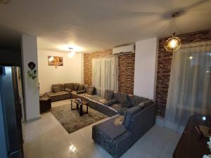 ein Wohnzimmer mit Sofa und Tisch in der Unterkunft Paradise Hill Compound in Hurghada