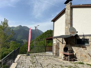 een stenen huis met een pizzaoven op een balkon bij Ayas Apart in Macka