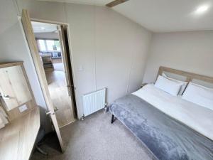 Postel nebo postele na pokoji v ubytování Whitstable staycation - Family & Pet Friendly - Alberta Holiday Park + 24 fotografií