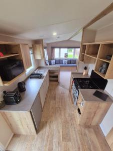 Kuchyň nebo kuchyňský kout v ubytování Whitstable staycation - Family & Pet Friendly - Alberta Holiday Park