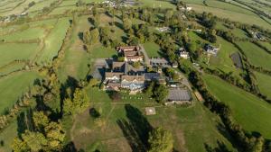 een luchtfoto van een groot huis in een veld bij Cricklade House Hotel, Sure Hotel Collection by Best Western in Cricklade