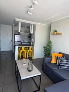 a living room with a couch and a table at Luminoso estudio para 3 personas en Ovalle in Ovalle