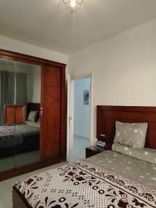 ein Schlafzimmer mit zwei Betten und einem Spiegel in der Unterkunft Paradise Hill Compound in Hurghada + 34 Fotos