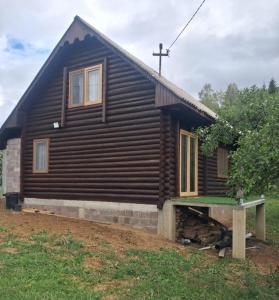 een blokhutkerk met een kruis op het dak bij SUN vikendica in Rožaje