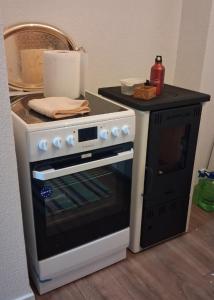 een keuken met een fornuis en een aanrecht bij SUN vikendica in Rožaje