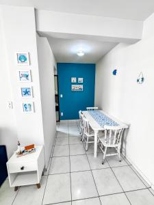 a dining room with a table and chairs at Hospedatom - Apartamento Economy Prainha Arraial do Cabo in Arraial do Cabo